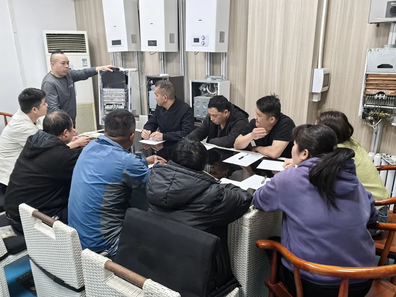A equipe de produção de Gastek aprimora a experiência em instalação de aquecedor de água a gás sem tanques e controle de qualidade